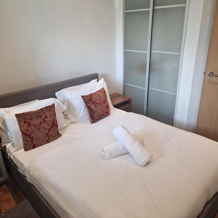 Immaculate 1-Bed Apartment In Лондон Экстерьер фото
