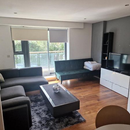 Immaculate 1-Bed Apartment In Лондон Экстерьер фото